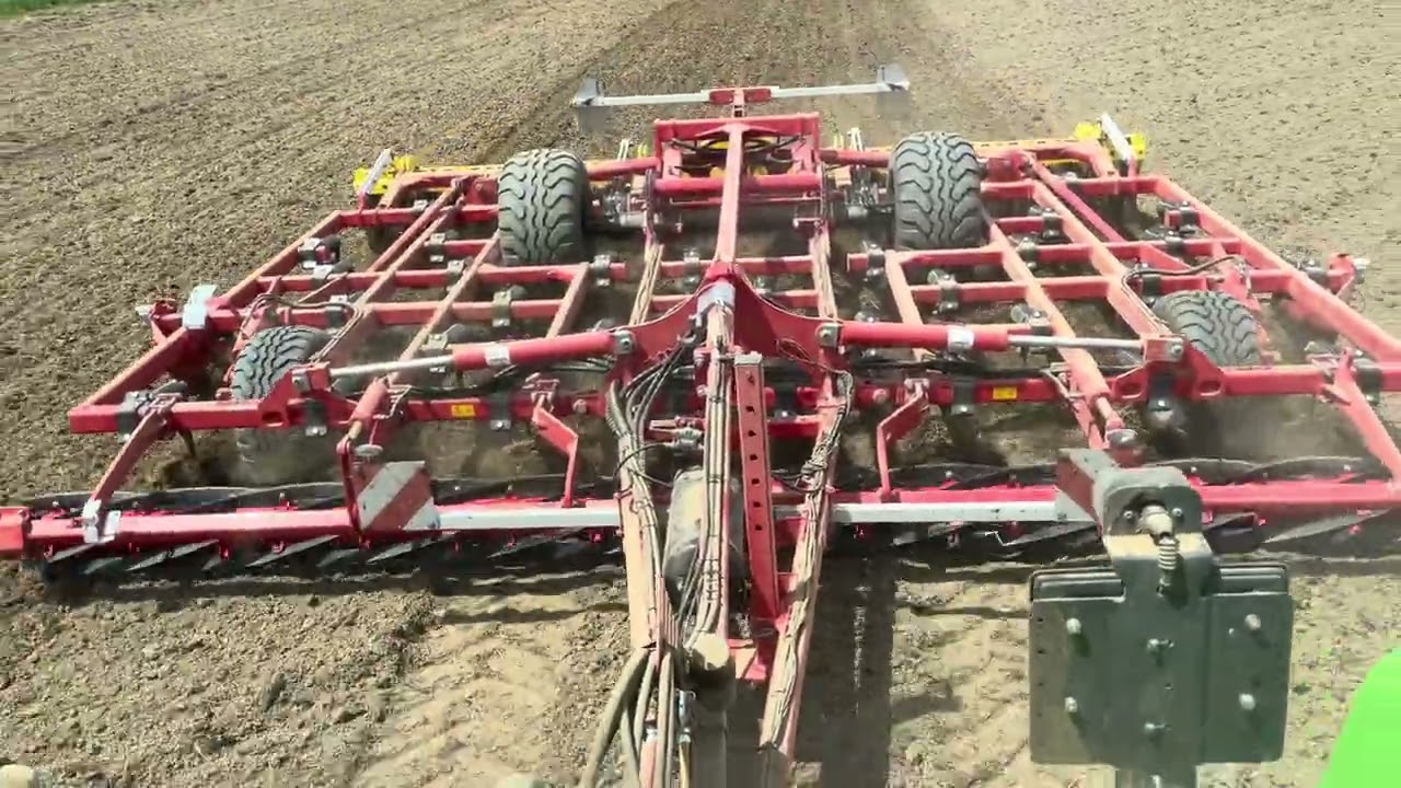 První nasazení 6 m kultivátoru POTTINGER PLANO 6060 VT v ZD Újezd. Podzimní předseť. příprava.