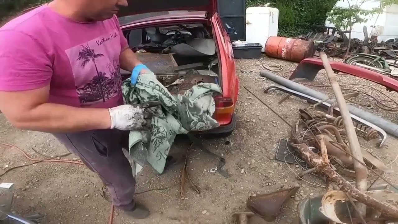 Istovaramo robu iz Zastave 101.  Auto-otpad Kidi