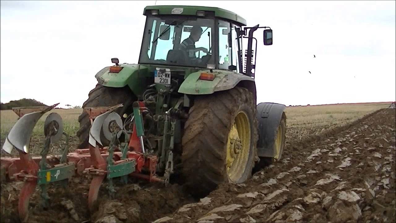 John Deere 7810 Ploughing
