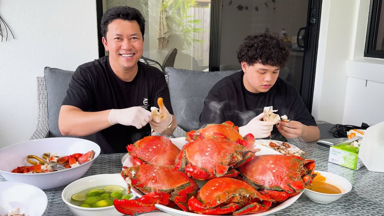 Mua cua huỳnh đế khổng lồ tại thuyền về luộc.. ngon tét nách🦀 | Phương HHL vào bếp #phuonghhl #food