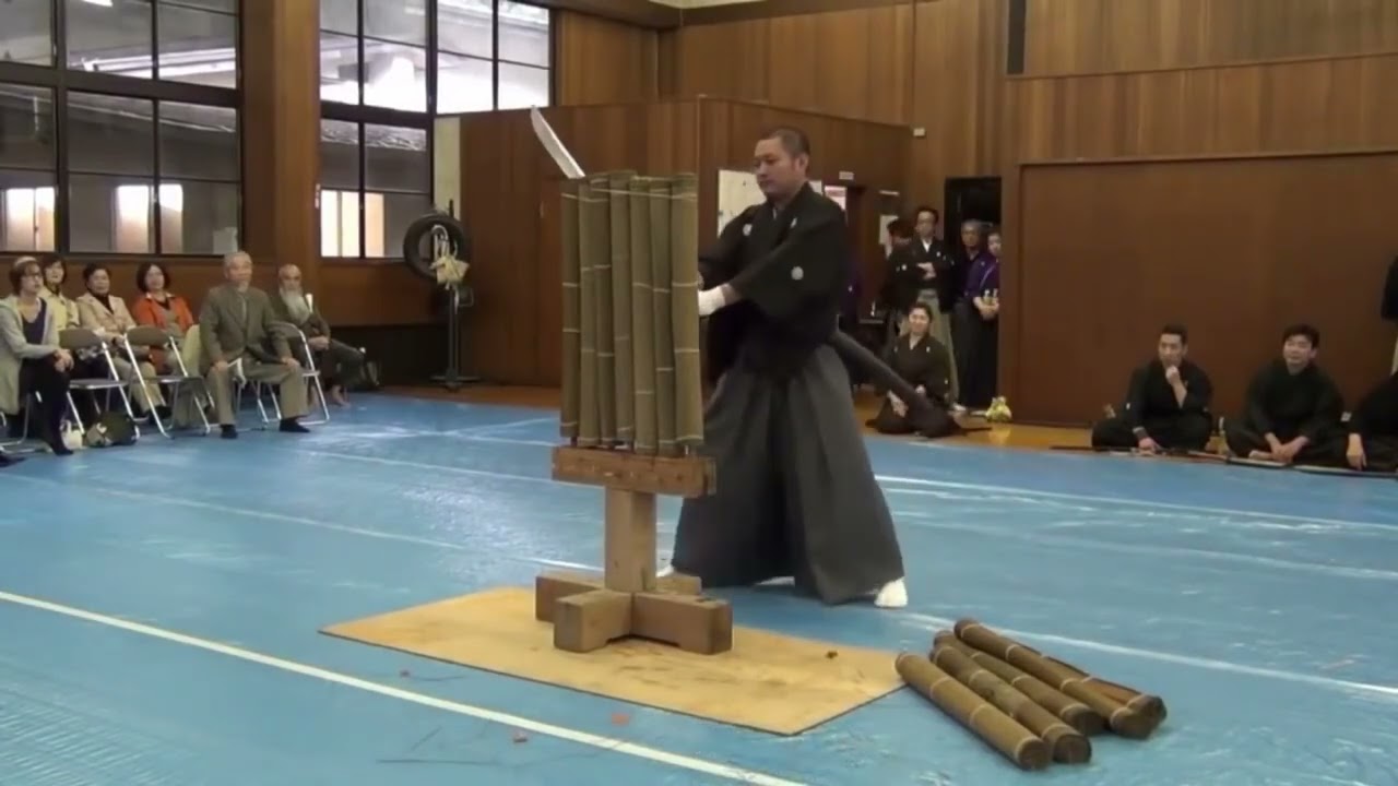 Tameshigiri master cuts tatami mat with little to no difficulty 🥶