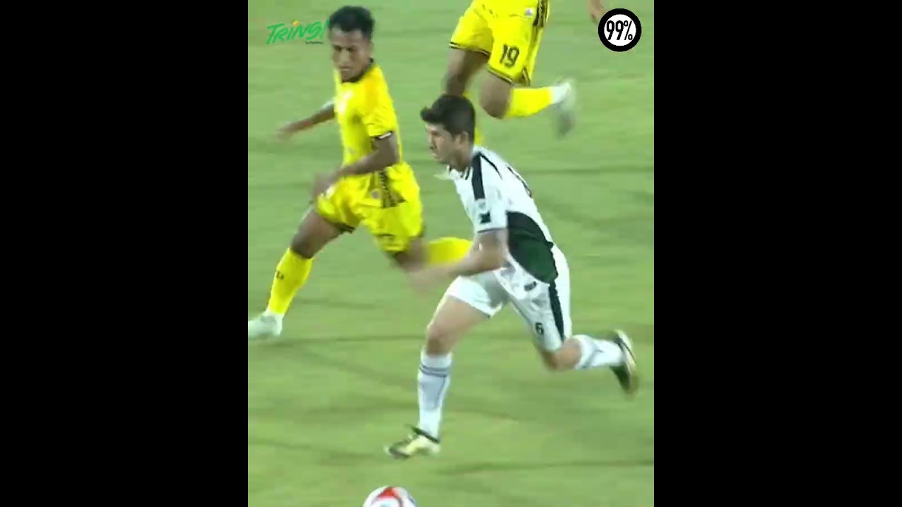 penyelesaian yang ciamik oleh pemain PSS Sleman Irvan Yunus mofu ke gawang Barito putere