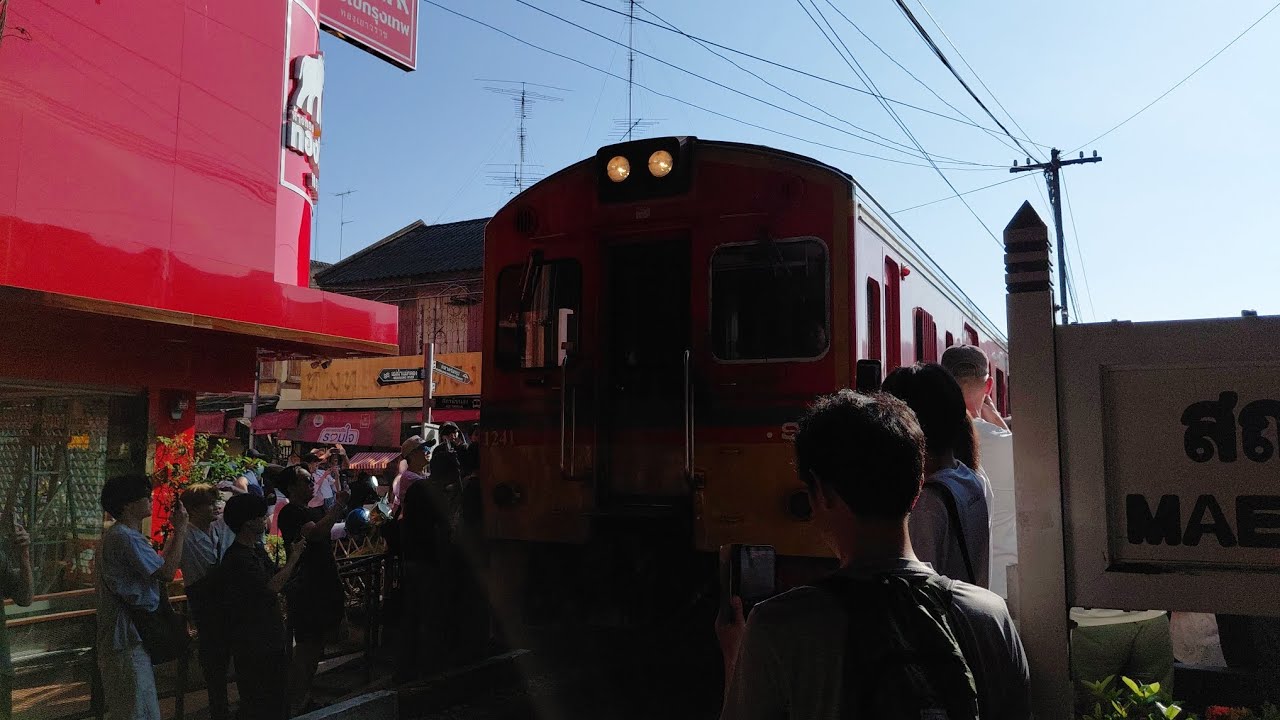 ขบวนรถชานเมืองที่ 4381 บ้านแหลม-แม่กลอง เข้าสถานีแม่กลอง 3/3/69