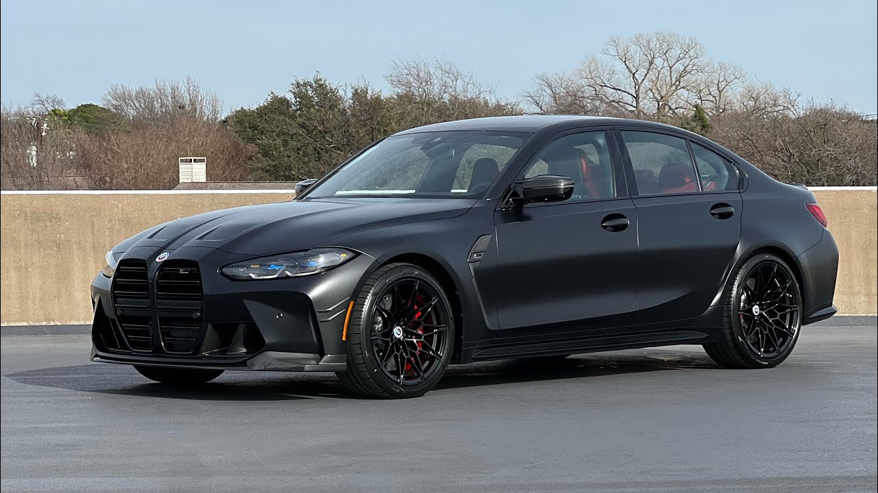 BMW M3 Competition xDrive 2023 года, Frozen Black, обзорная экспозиция с аксессуарами M Performance