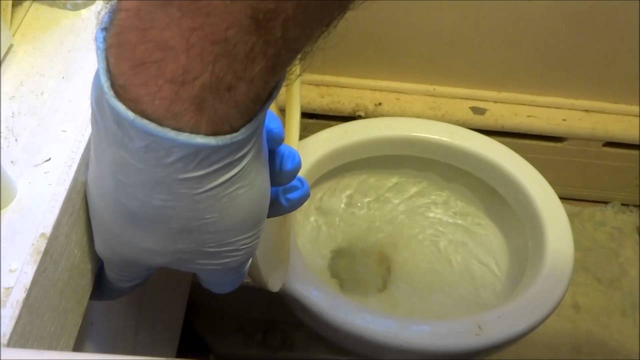 toilet will not flush water stays in bowl