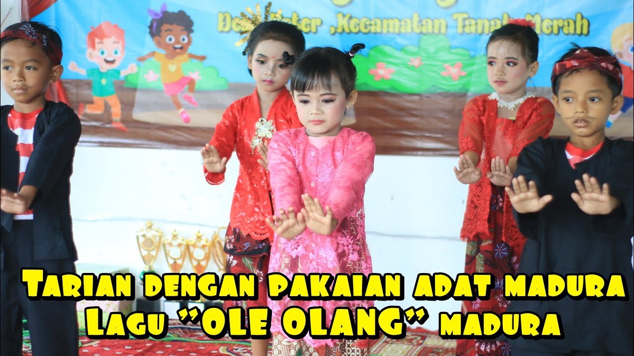 tari dengan pakaian adat madura dengan backsound ole olang madura