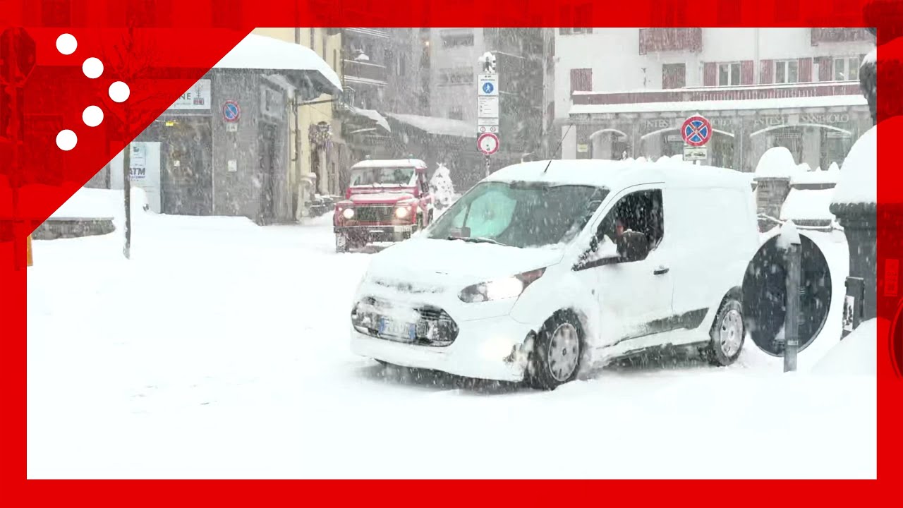 Courmayeur, auto in difficoltà a causa delle strade coperte di neve