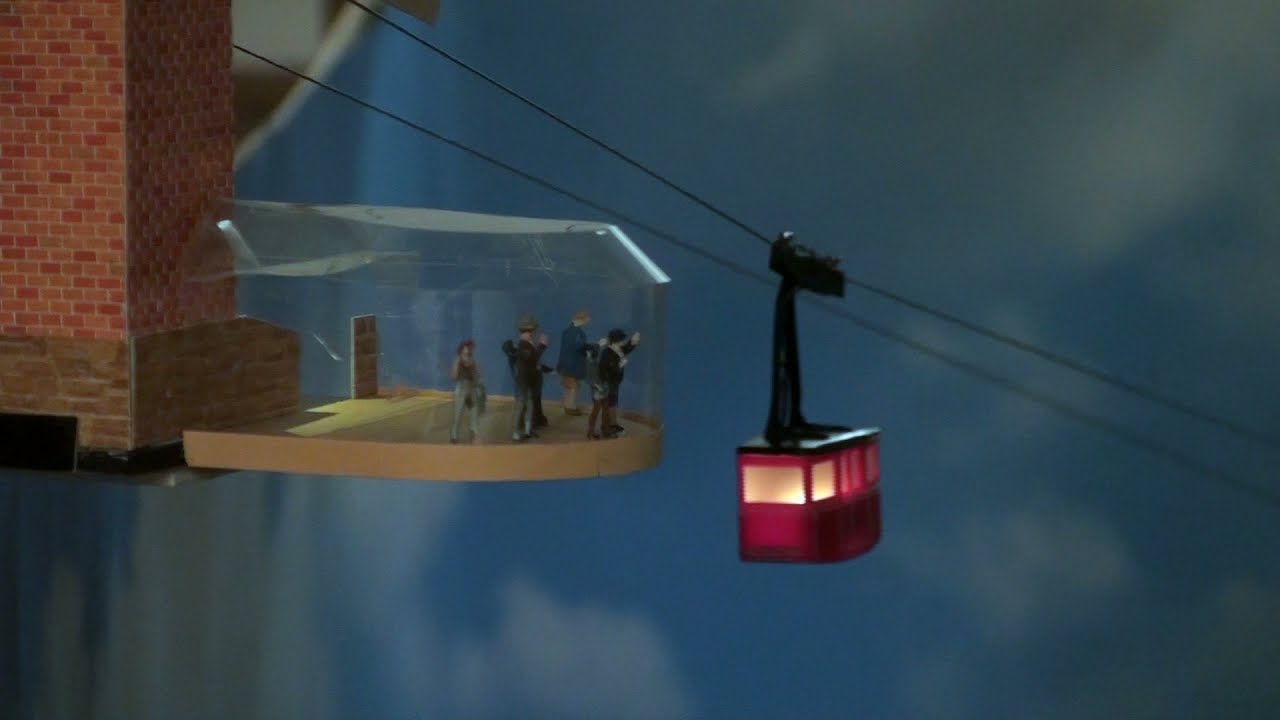 Eine Seilbahn über der HO-Modellbahn