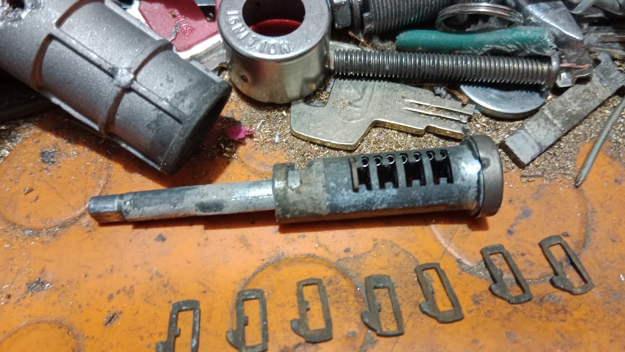 como desarmar suiche de moto CR4😱hacer llave regata 🔑🔑