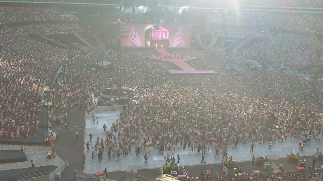 Taylor Swift - Lover  Wembley 