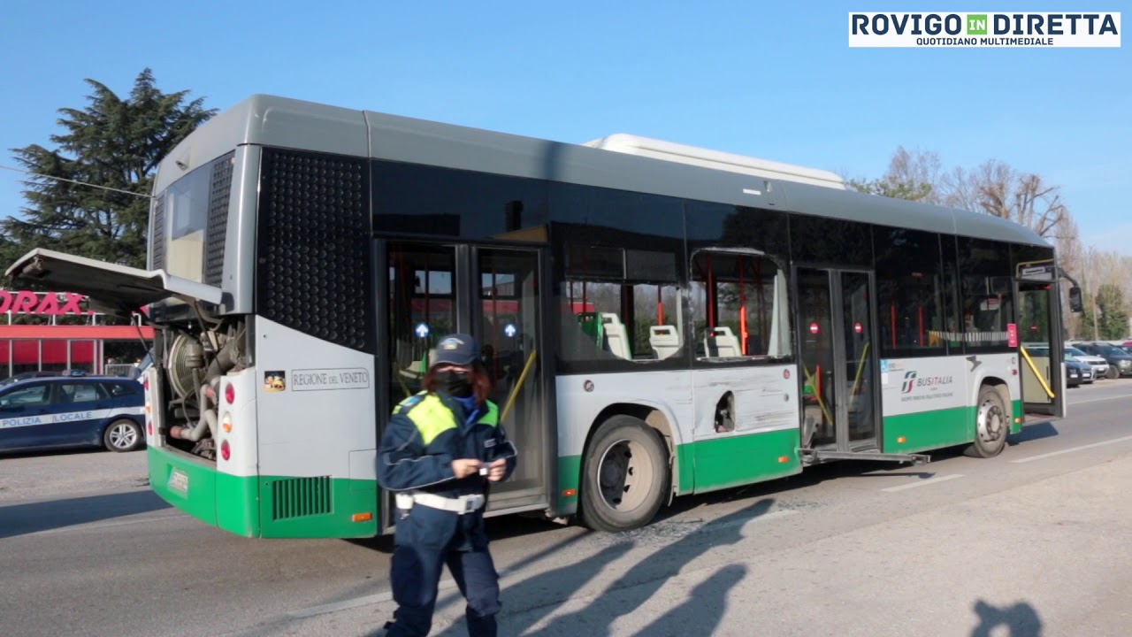 Incidente in mattinata, coinvolto un autobus