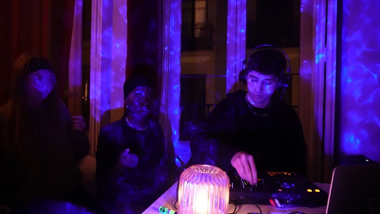 mixing deephouse and electro for my girls in cozy madrid apartment