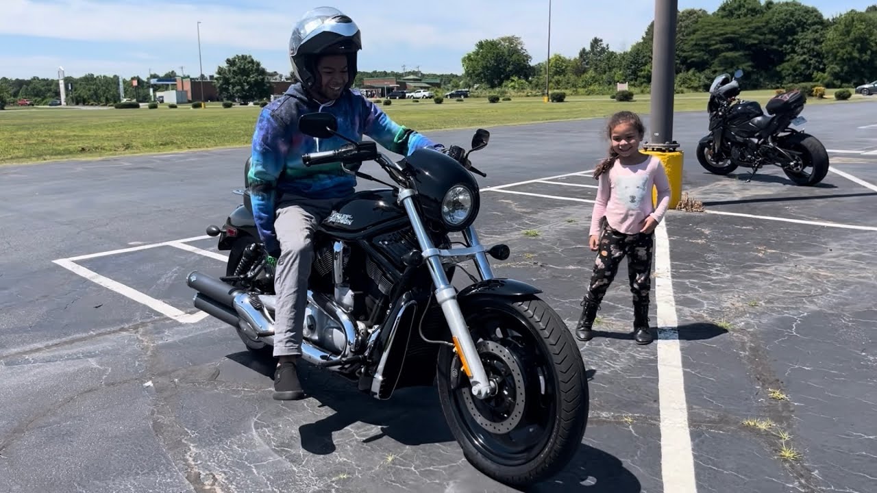 Guy lets me Test Ride his Harley V-Rod MUSCLE CRUISER