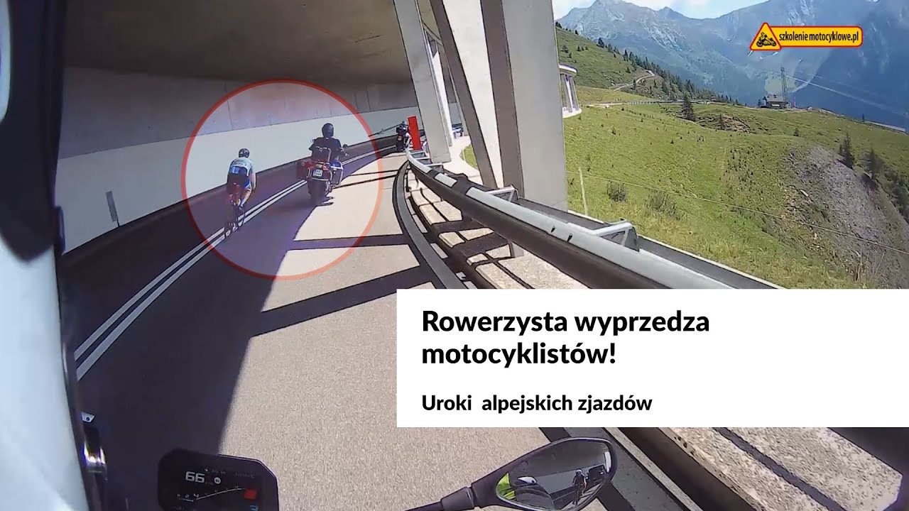 Rowerzysta wyprzedza motocyklistów. Szybka jazda na rowerze w górach!