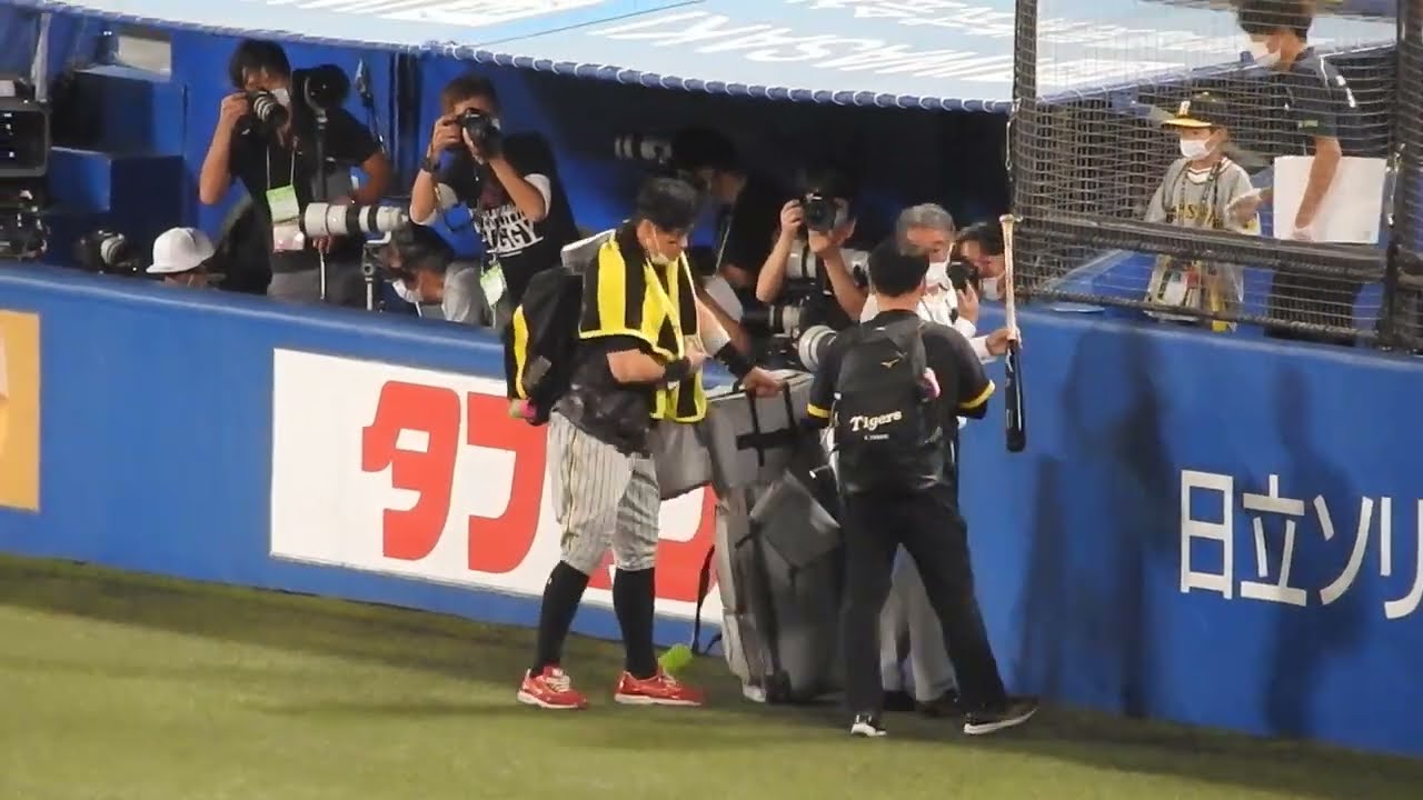 【佐藤輝明】またまた神対応‼︎3人の子供にバットやグローブをプレゼント（神宮球場最終戦）阪神タイガース　2022.09.28