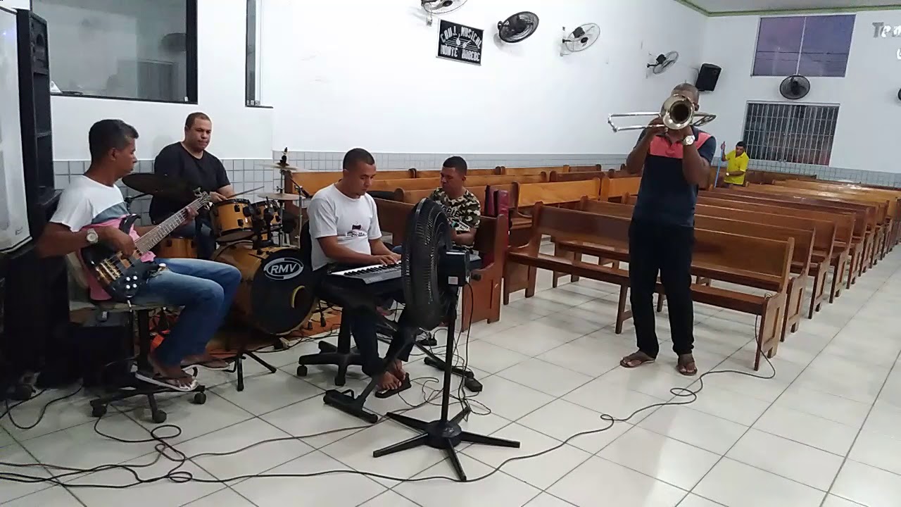 Trombonista Jonatan Santos tocando a música: Jó