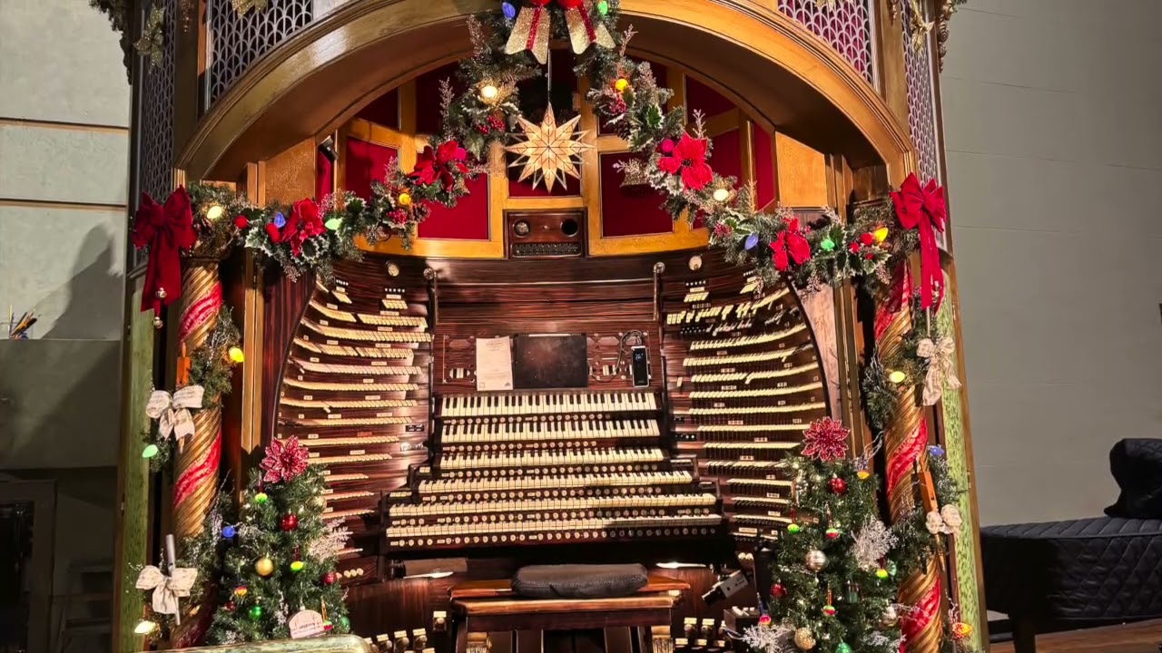Mele Kalikimaka on the World's Largest Musical Instrument!