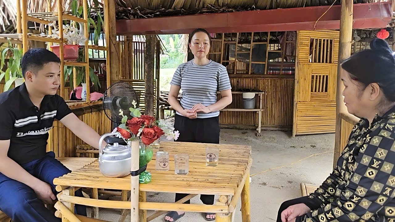 Hang's mother wants Chuc to buy back the house for her using his father's money.
