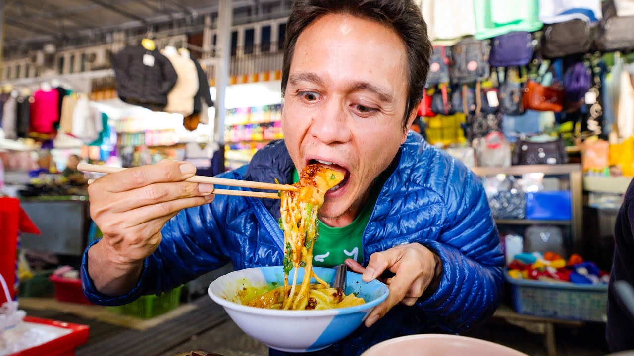 Ultimate STREET FOOD NOODLE HEAVEN 🍜!! Local Market Tour + Best Food in Mae Hong Son!