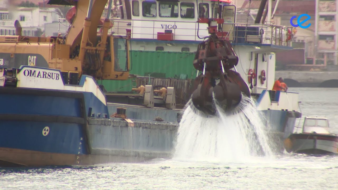 El dragado del puerto acabar&aacute; este mes y dejar&aacute; la cota en 14,5 metros