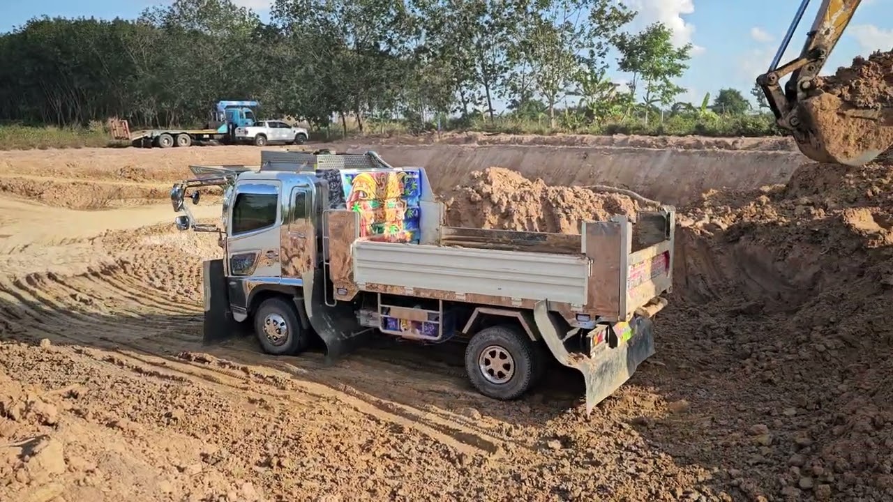 หาตัวตนเจอยังจาย์ชาย Excavator loading Truck