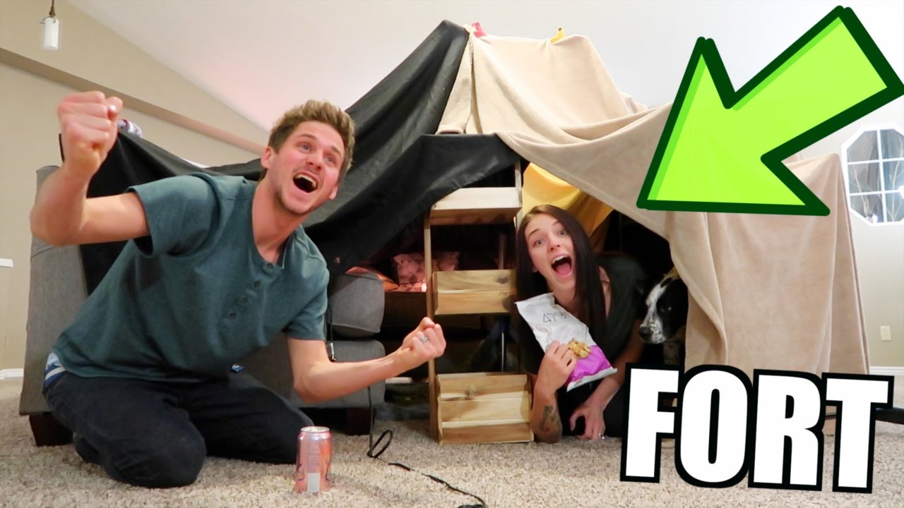 EPIC LIVING ROOM BLANKET FORT!
