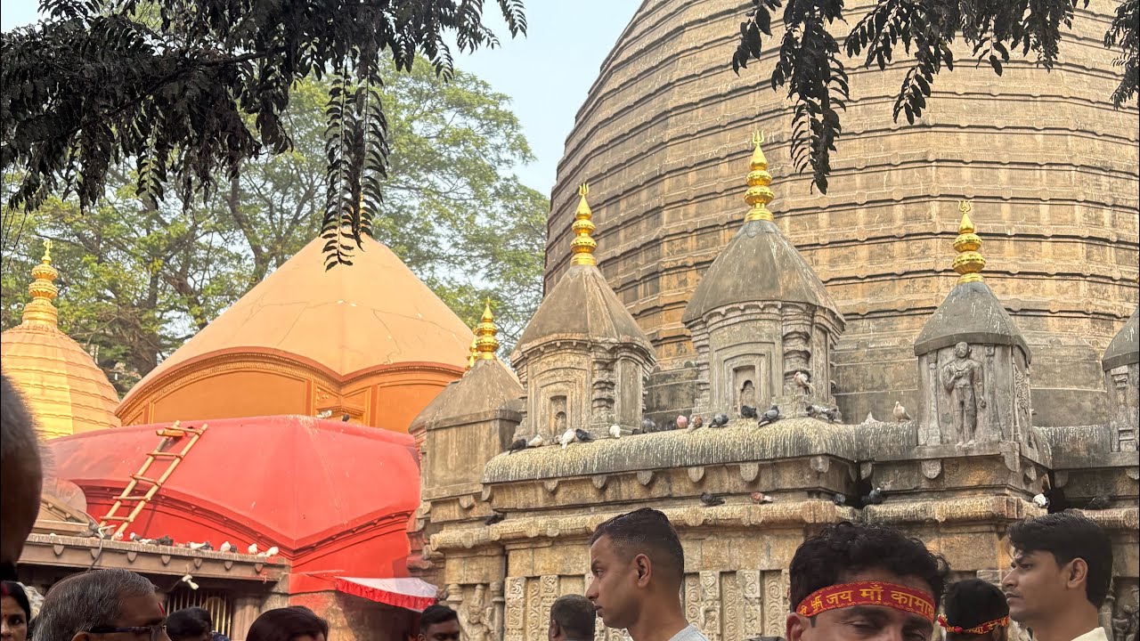 VANDE BHARAT SLEEPER  TRAIN JOURNEY EXPERIENCE & MAA KAMAKHYA DEVI Mandir Darshan 🛕