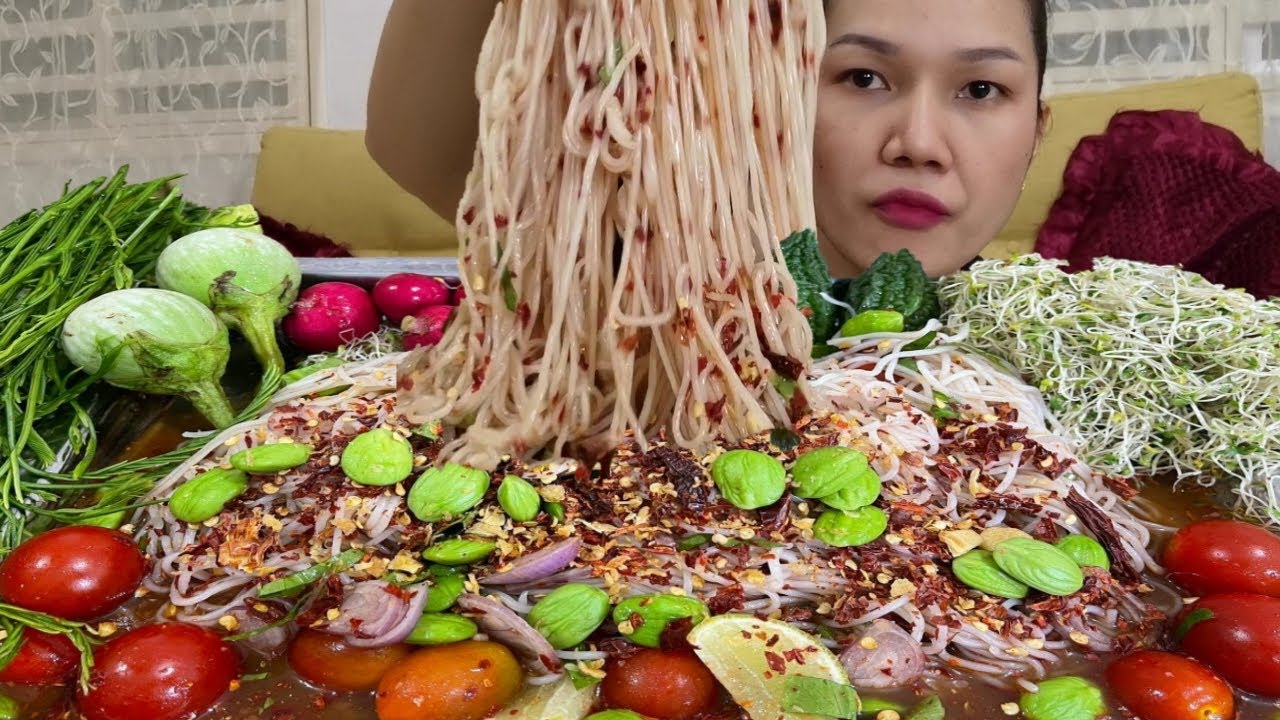 กินก้อยขนมจีนซาวน้ำปลาร้าสะตอ บรรยากาศ​ฝนตกริน ชะอม อัลฟัลฟ่า​ |วิธีทำแซ่บๆ |WernWoei