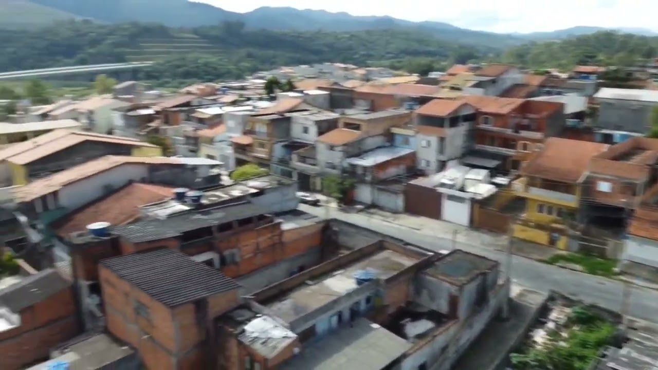 vool com drone no vento forte