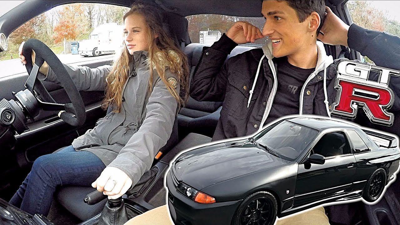 Девушка впервые за рулём праворульного Skyline GTR с механической коробкой передач!!