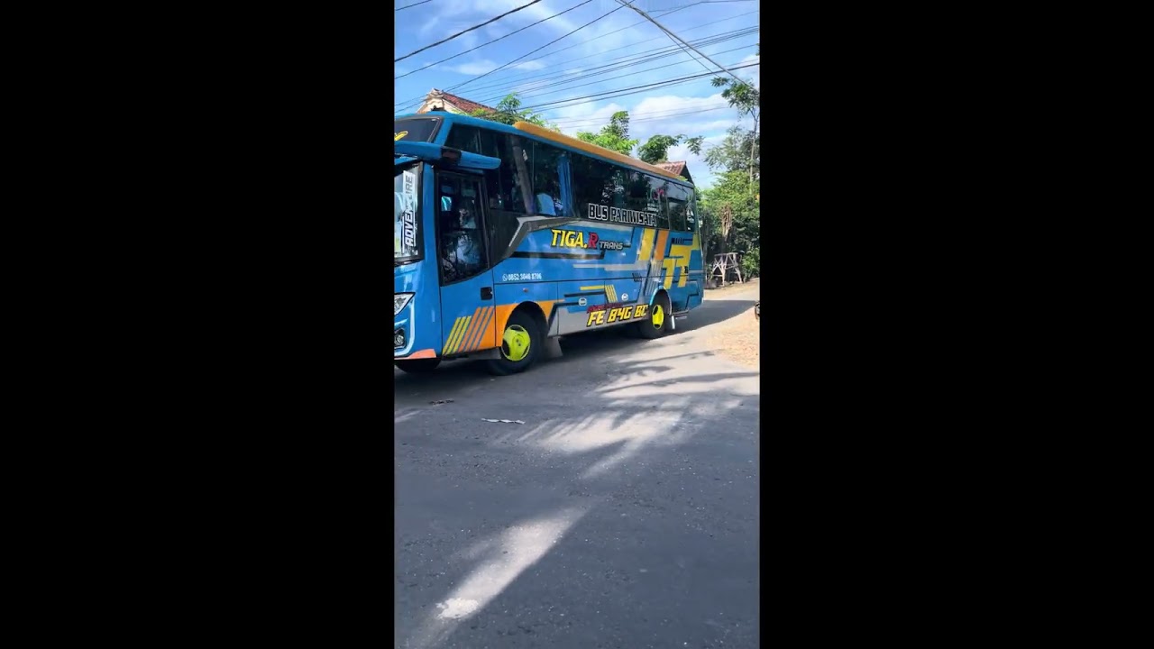 Queen ikut naik bus ziarah makam ponorogo