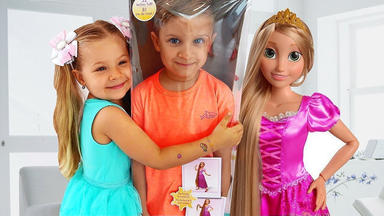 Diana and Roma pretend play with new Rapunzel doll