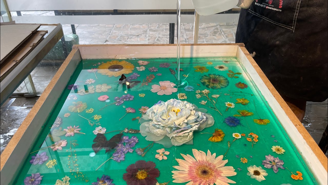 Make Your Own Gorgeous Lavabo Table From Dried Flowers And Epoxy Resin #flowers #diy #epoxy