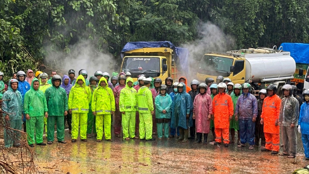 PARAH !!! HARI TERBURUK DI SITINJAU LAUIK, Warga Menatap Cemas Truk Muatan Berbahaya Tersiksa Total