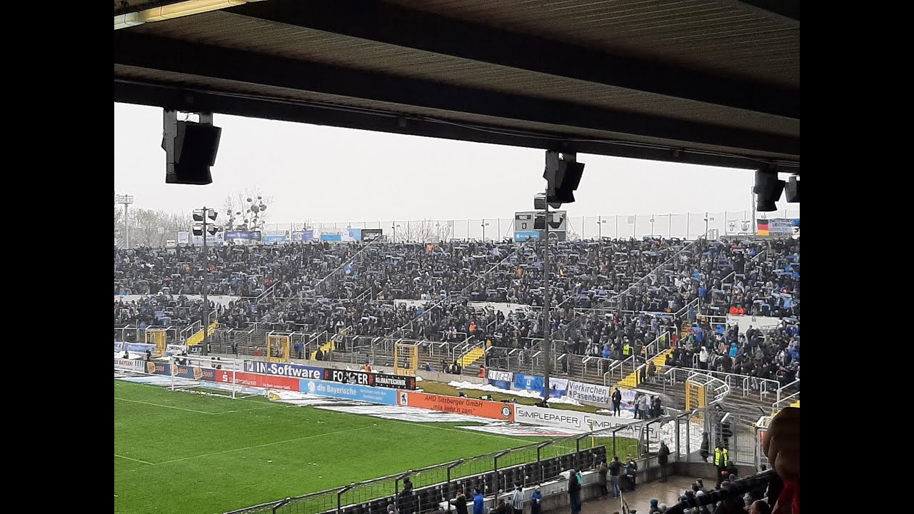 Der Löwenmarsch im Grünwalder Stadion vor der Partie TSV 1860 München gegen 1. FC Saarbrücken.