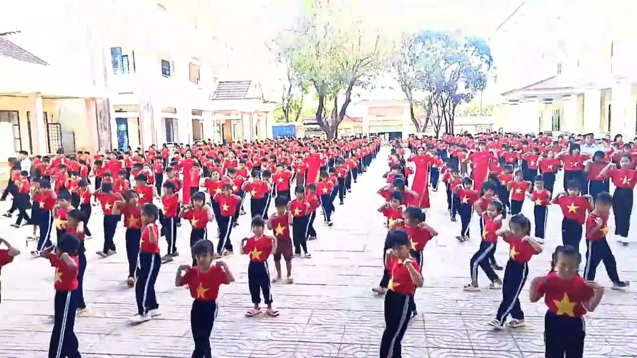 Múa hát sân trường 