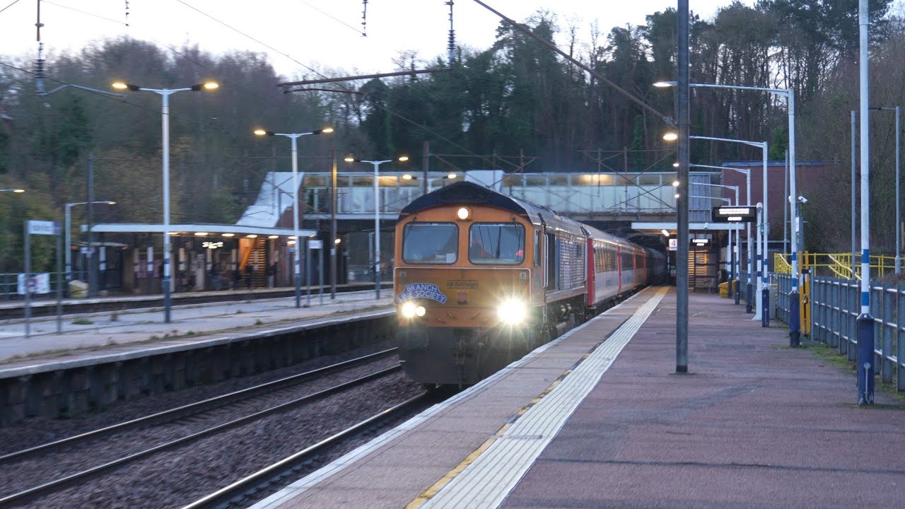 Class 66 + Class 57 Railtour thrashes through Hadley Wood - 'The Christmas Train' | 19/12/2025