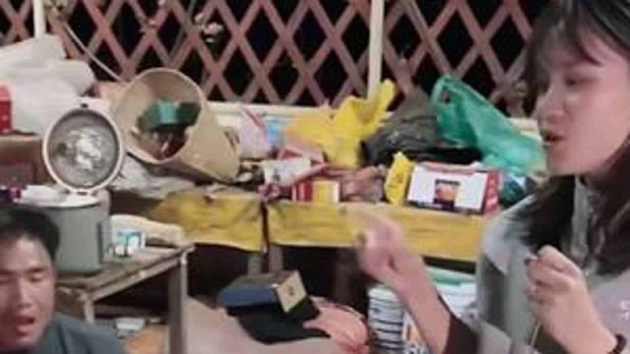 黄衣哥每天大吃大喝，担心回去吃糯米饭辣椒不习惯了 #小陈的老挝媳妇儿 #老挝建房 #老挝黄衣哥