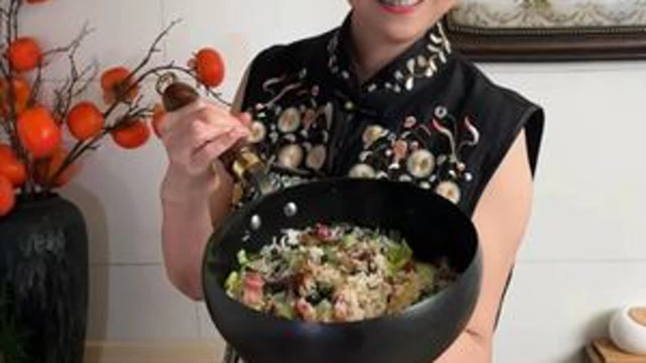 一锅咕嘟咕嘟冒着香气的菜饭，简直是夏日里的 “幸福炸弹”！青菜的清甜、咸肉的醇香、米饭的软糯完美交融，锅巴金黄酥脆，光是闻着味儿就馋得直咽口水，吃完整个人都暖乎乎、美滋滋！#菜饭 #家常美味 #...
