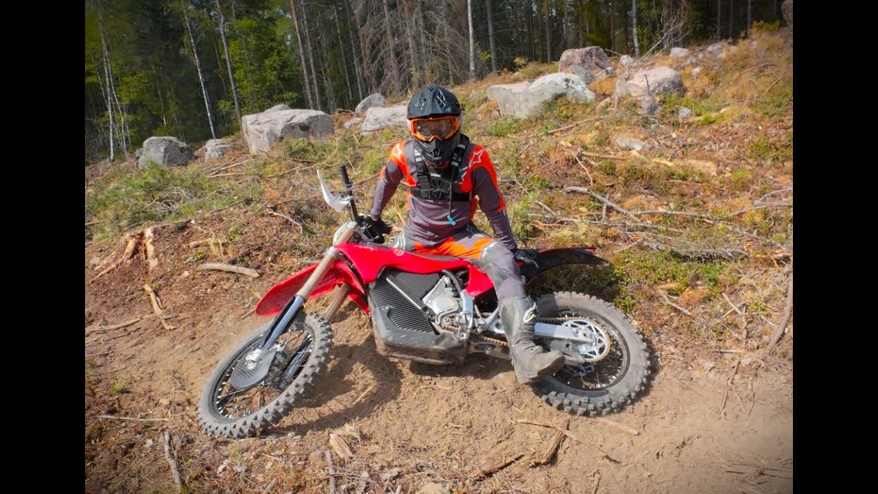 Howl at the moon! Stark Varg EX in Swedish enduro trails