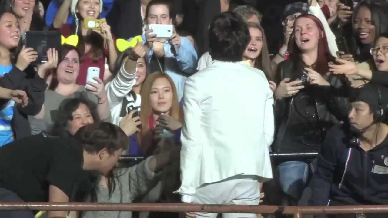 2013 INFINITE One Great Step - New York [WooHyun singing to NY fan]