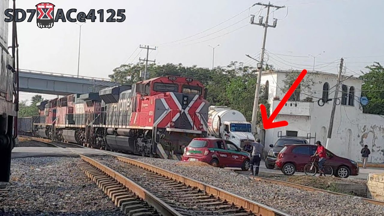 Ni porque el GARROTERO les dijo que no se pasen La gente TERCA se cruza y casi se los LLEVA el tren🚂