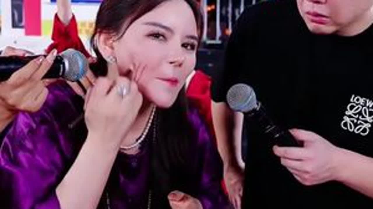 气垫女王现场展示气垫霜，惊呆了木森，没想到会这么好用，正装 气垫霜*3盒+替换装气垫霜3盒+新品轴1支+粉扑6个，99.9元，大牌值得信赖