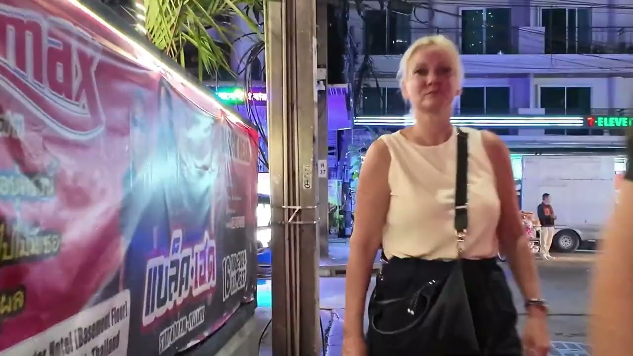 All Walk No Talk : bangkok urban people street glow thrilling 143954 918