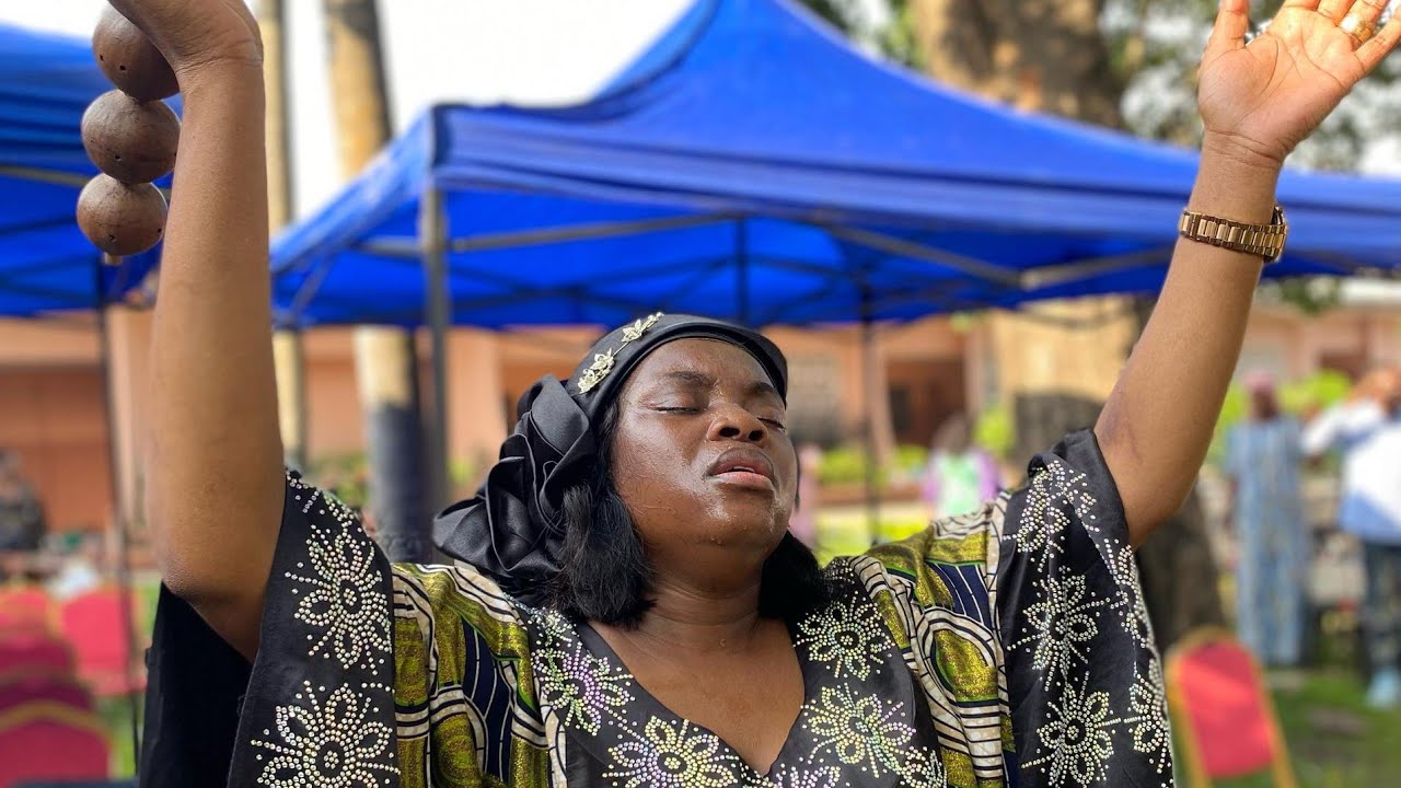 FEMME THAMAR NZOKA NDE / MONTAGNE SERVICE 26 AVRIL