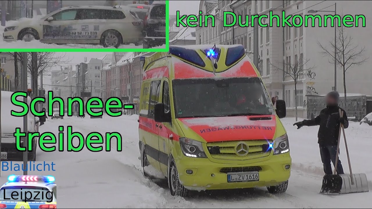 PKW blockiert Straße für Rettungswagen (RTW) DRK Markranstädt auf Einsatzfahrt in Leipzig