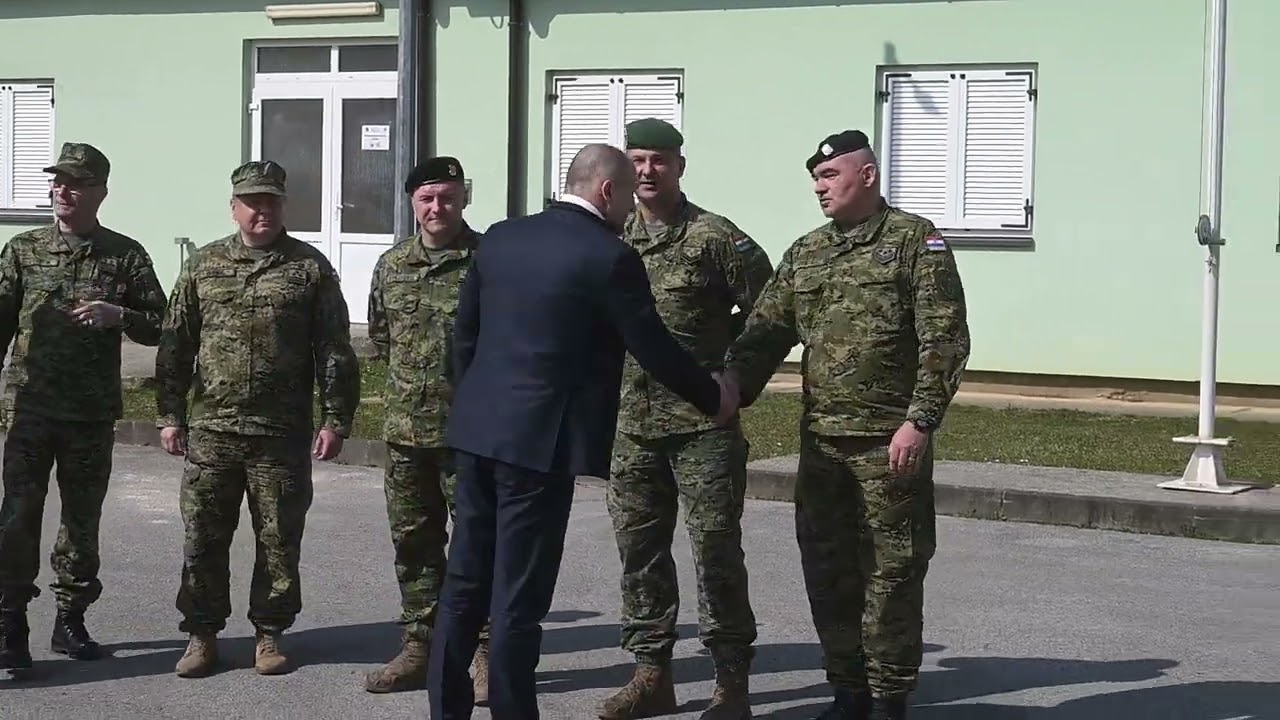 Doček prvih ročnika u slunjskoj vojarni na početku temeljnog vojnog osposobljavanja