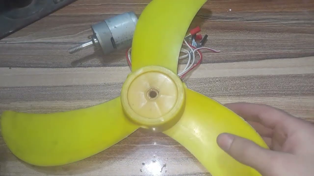 اصنع مروحة تبريد قوية تعمل على بطارية 12v من ادوات بسيطة #اخترعات 12 volt battery#ابتكارات_وابداعات