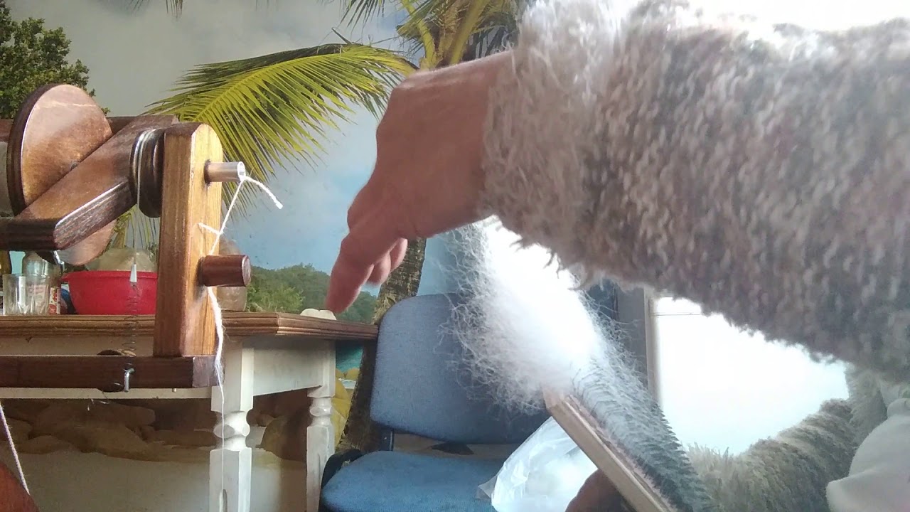 Прядение собачьей шерсти прямо с чёсок.