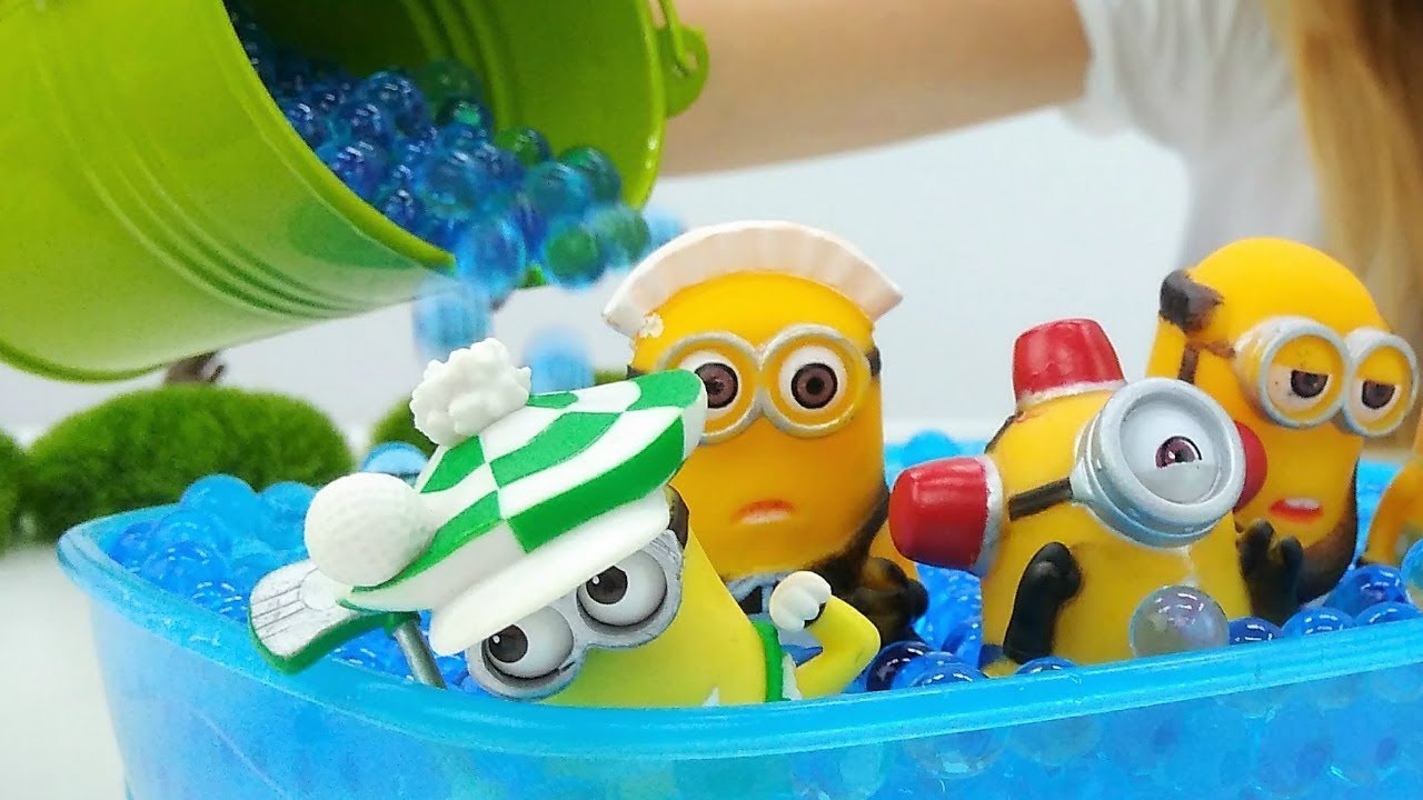 Video e giochi per bambini. I minions preparano la Macedonia con Play Doh. Giocattoli a scuola
